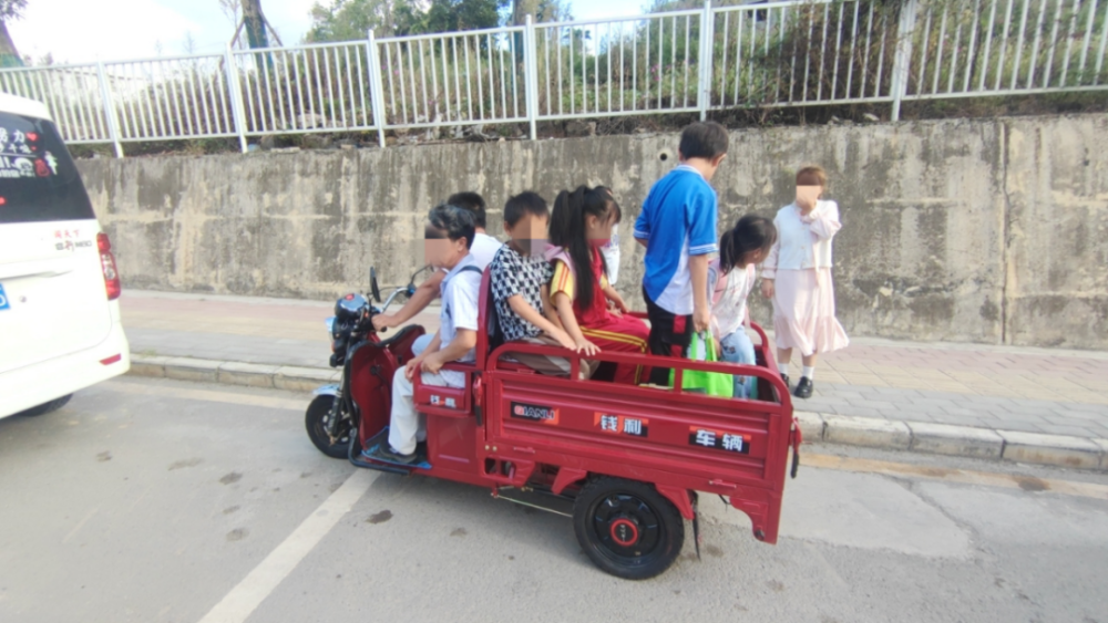 从超员三轮车到新能源大巴乌当农村校园小学生也坐上了定制公交
