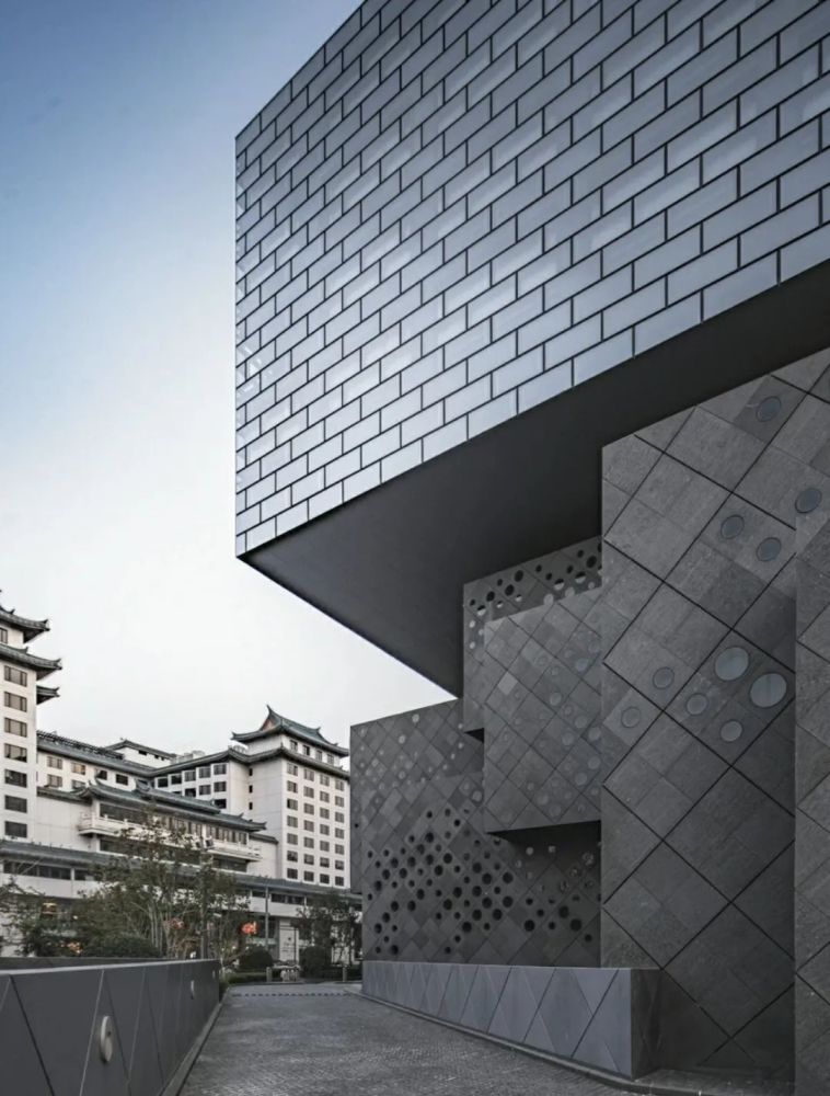 嘉德艺术中心·中国美术馆学术邀请系列展:意在具象——李鹤雕塑