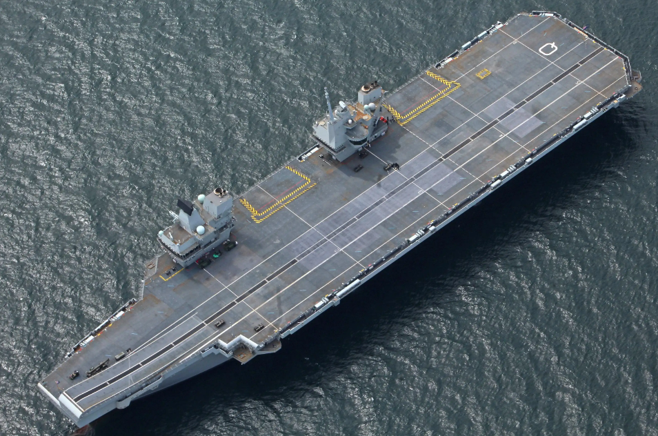 从1917年英国将一艘巡洋舰改装为世界上最早的暴怒号航空母舰开始