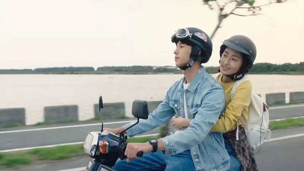 前行任由微风拂过脸颊与心爱的人一同骑着电动车电视剧《想见你》中