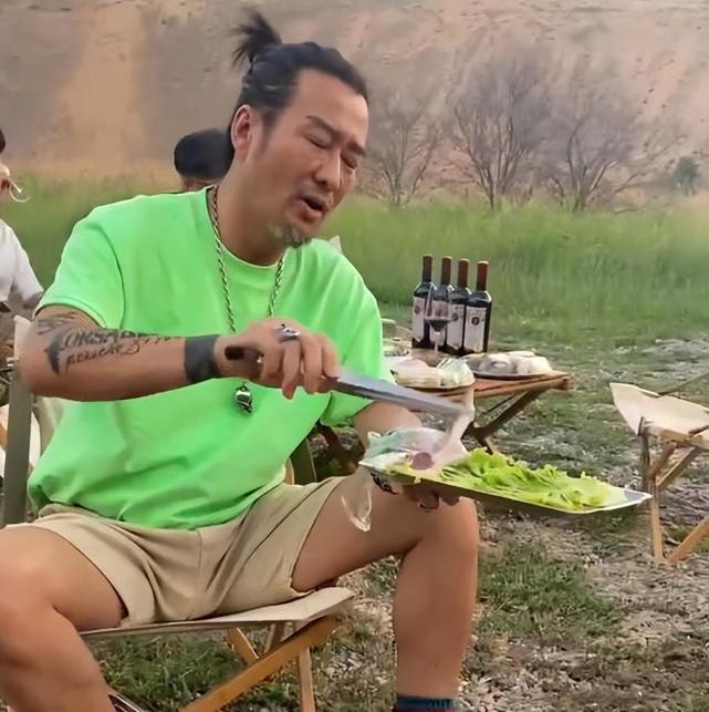 58岁孙兴黄河边烤肉饮酒开280万豪车挂国外牌绿松石手链抢镜