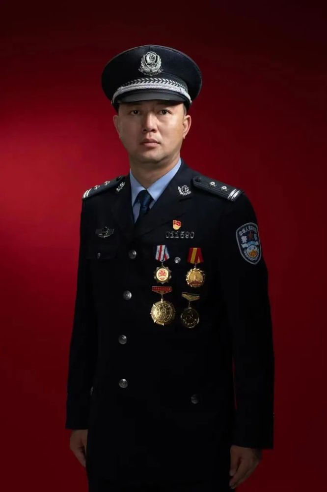 闲不住的"机械战警"——全国公安系统一级英雄模范龚志华_腾讯新闻