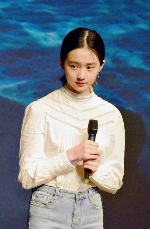 黄磊女儿黄多多晒短发墨镜酷飒侧颜五官精致立体像小精灵