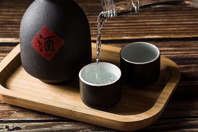 给别人倒酒时，很忌讳做一个动作，酒桌上有规矩，建议了解_腾讯新闻