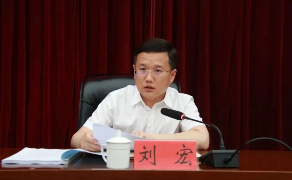 会上,市交安委执行主任,副市长,公安局局长顾民通报了2021年全市道路