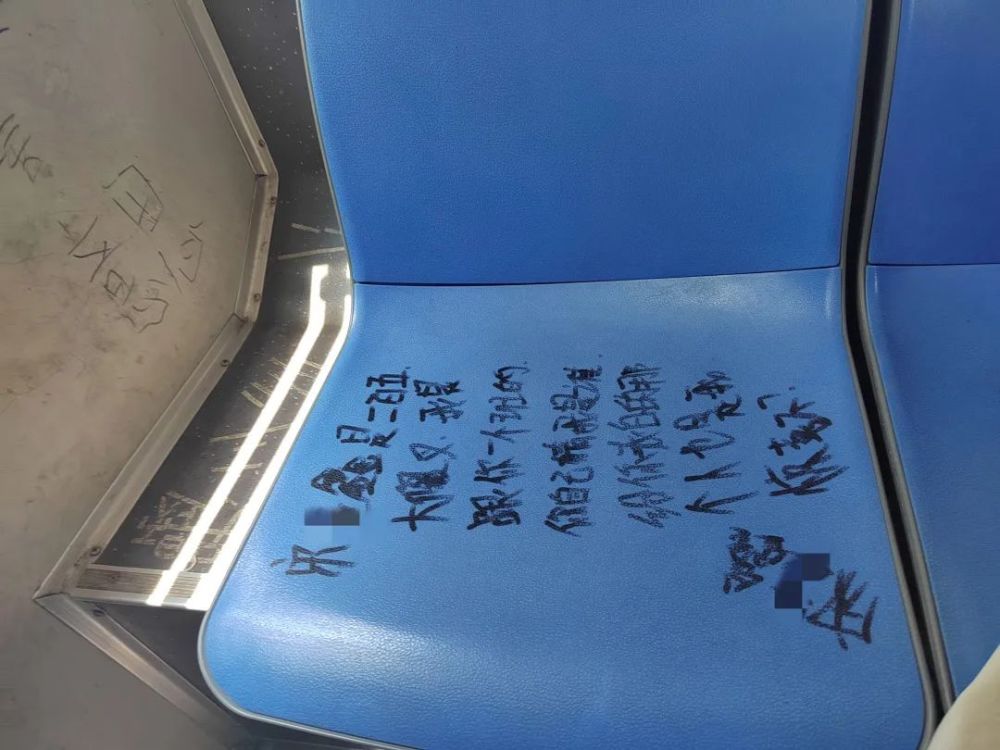 公交车内涂鸦图片