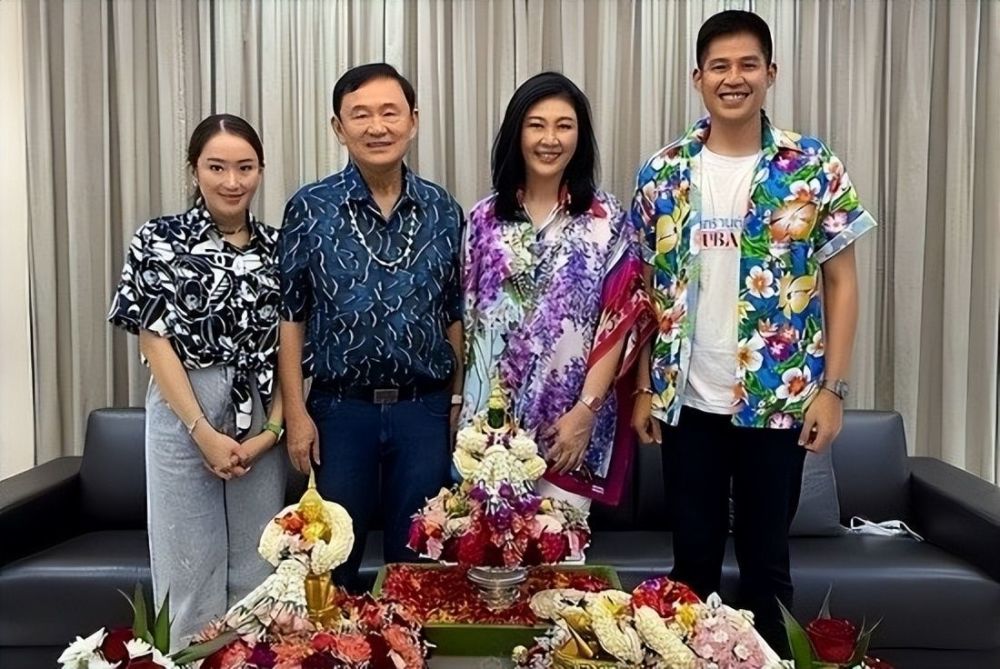泰国前总理英拉55岁生日穿花衣和侄女同框宛如母女花风韵犹存