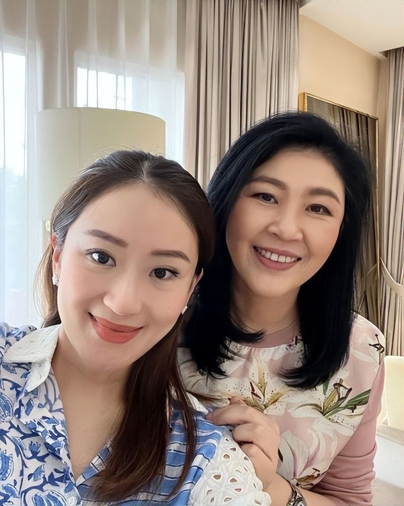 泰国前总理英拉55岁生日穿花衣和侄女同框宛如母女花风韵犹存