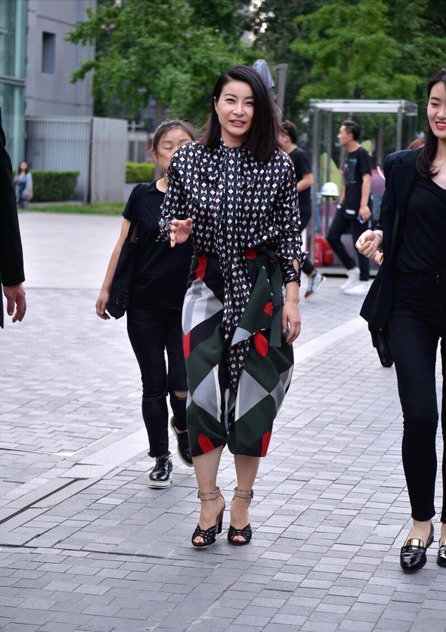 郭晶晶一改朴素穿搭!穿高定亮片裙随夫应酬,高贵气质明星不可及插图7