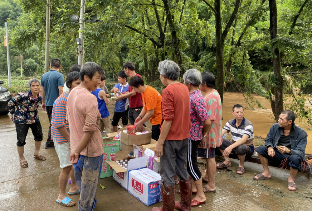 洪水无情,人间有爱,连州市供销社积极响应抗洪抢险号召,于6月22日上午
