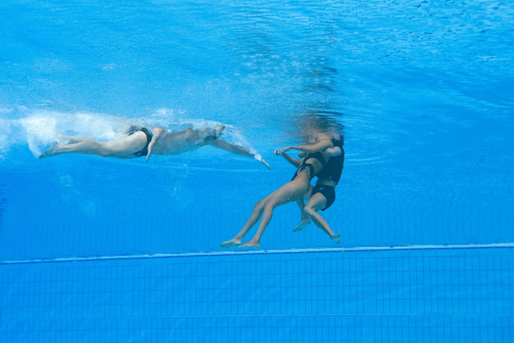 世锦赛现惊险一幕：美国花游运动员水中昏迷，教练跳水救人