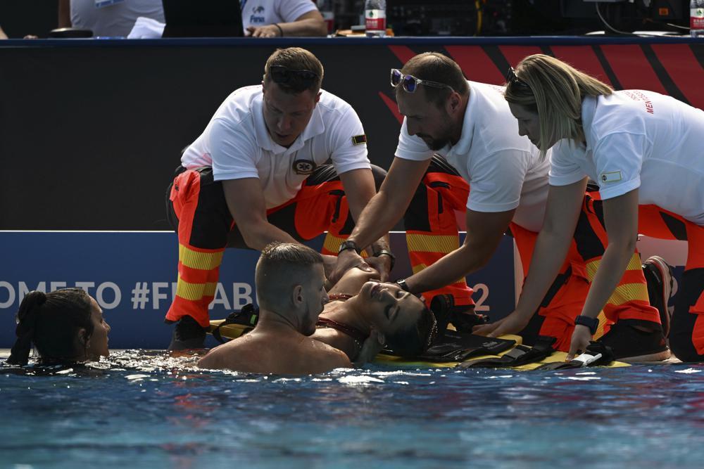 世锦赛现惊险一幕：美国花游运动员水中昏迷，教练跳水救人