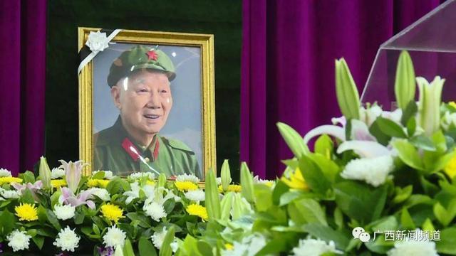 23日上午10点,一场简短而肃穆的遗体捐赠仪式,在南宁市殡仪馆永宁堂