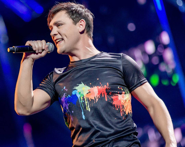 俄罗斯男歌手尤里·沙图诺夫聚餐时突发心脏病去世,送医详情公开