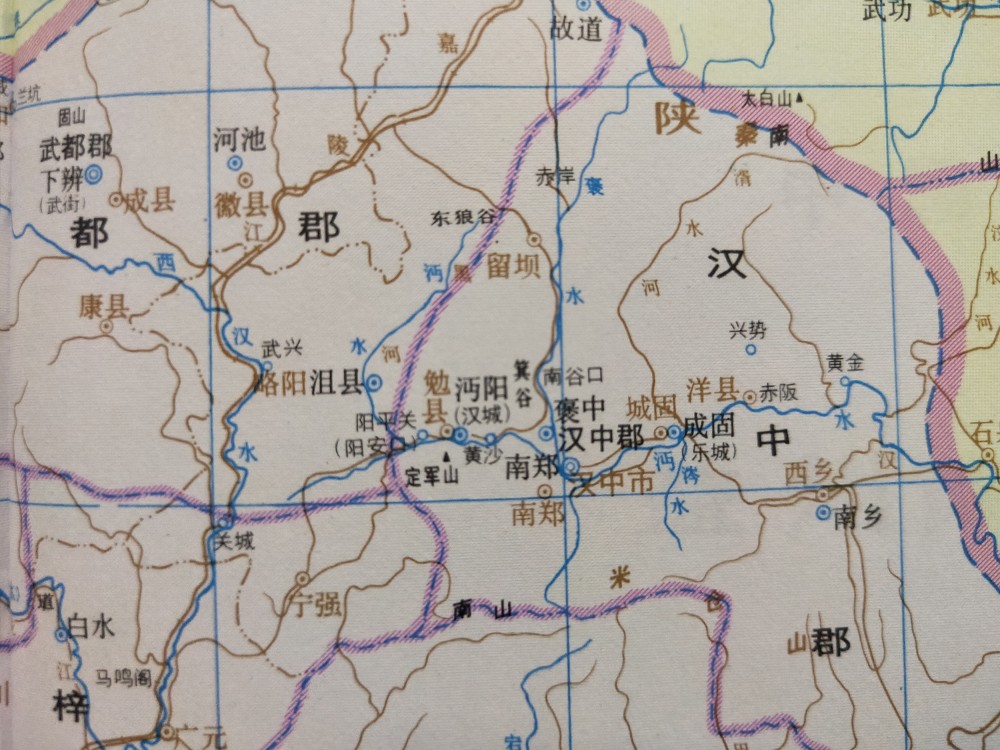 依旧采取郡国并行的体制,实行州,郡,县行政,汉中属益州刺史部汉中郡