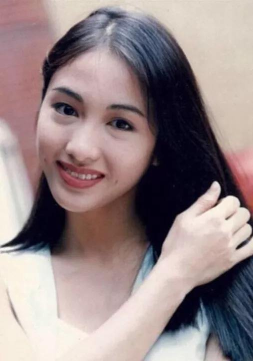 黎姿演了赵敏过后,妆容开始往精致方向走,眼妆都画得比较锋利了,鼻子