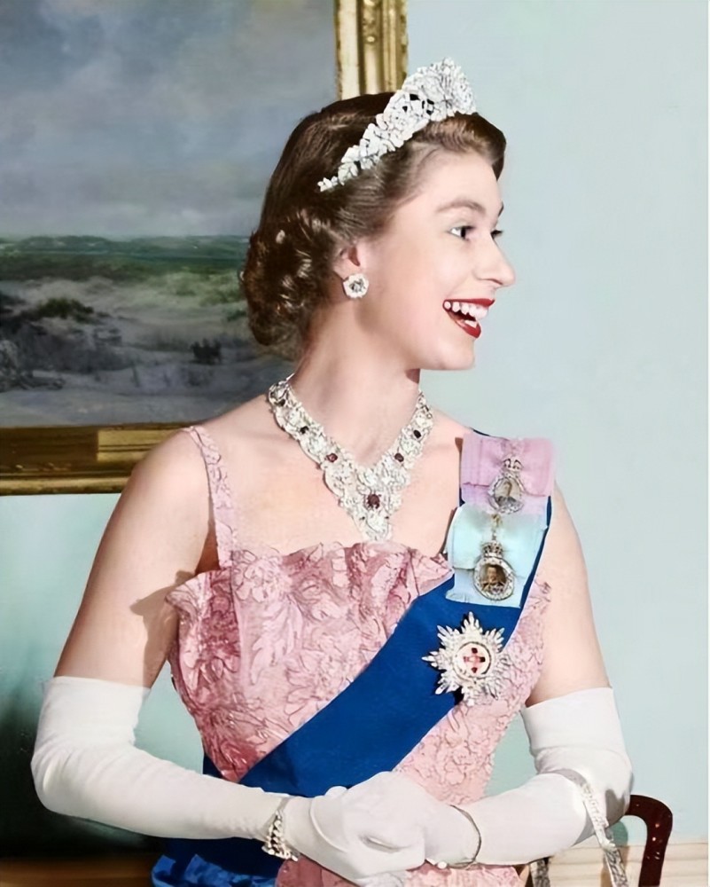 英国女王的"壕横"人生:96年穿搭不重样,开个博物馆挂衣服插图18