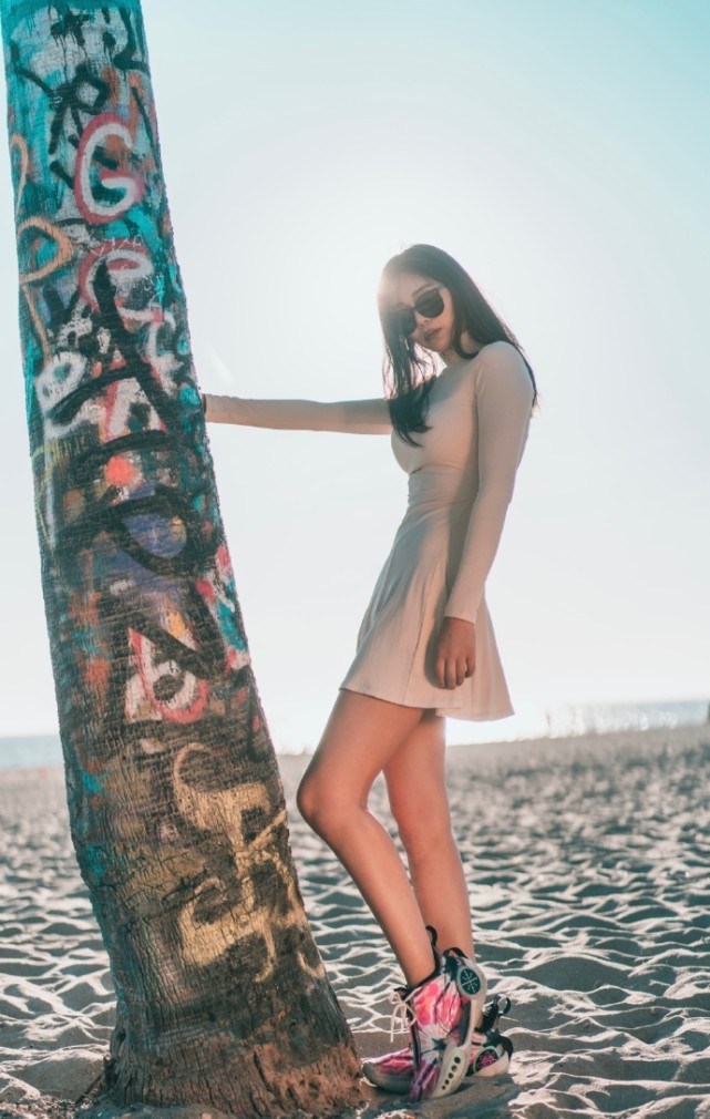 周玲安晒度假动态,穿白色紧身衣身材标志!持球漫步海滩,如妙龄少女