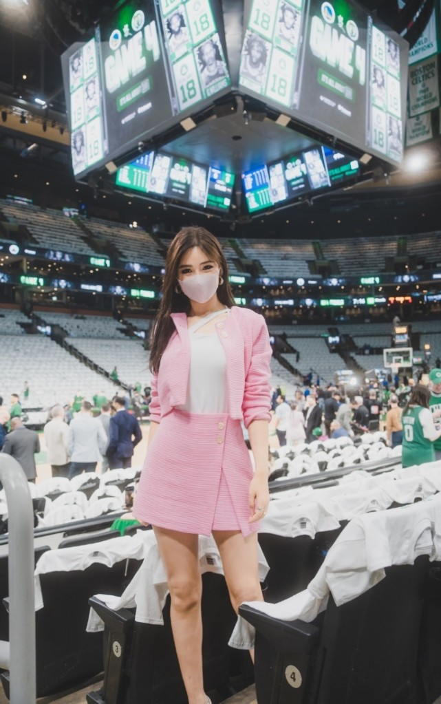 周玲安晒度假动态穿白色紧身衣身材标志持球漫步海滩如妙龄少女