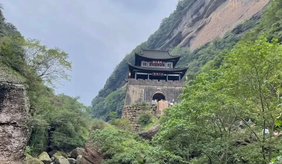 即可免門票進入劍門關,翠雲廊景區