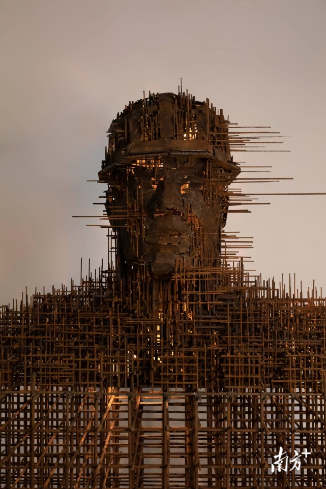 广美学生用1400斤钢筋铸造建筑工人父亲雕塑