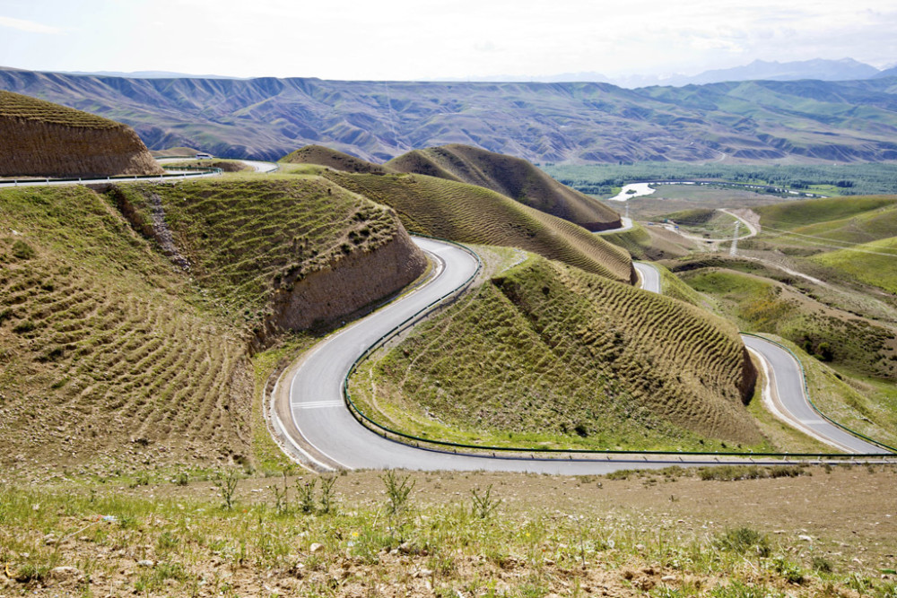 蜿蜒的山路天然的画卷前往琼库什台让人惊艳的一路美景