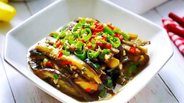 不一样的凉拌茄子家常做法,口感软嫩酸辣开胃,清爽解腻又下饭
