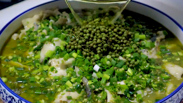 重庆江湖菜青椒鱼的家常做法,鱼肉细嫩椒香麻辣,比水煮鱼还好吃