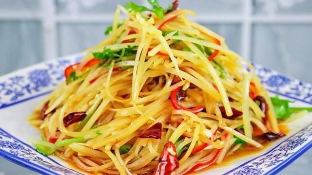 炝拌土豆丝的家常做法,清脆爽口酸辣开胃,下酒又下饭