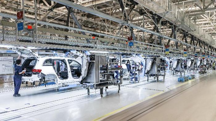 走向碳中和北京奔驰顺义工厂树立汽车产业智能制造新标杆