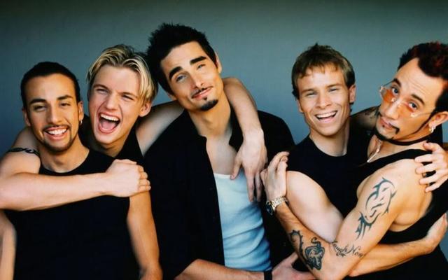 后街男孩西城男孩首度同台演唱,你的青春dna动了吗?