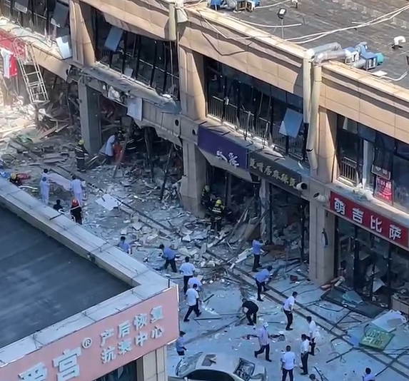 河北燕郊一商业街突发爆炸，初步怀疑是燃气爆炸，目击者称现场损毁严重