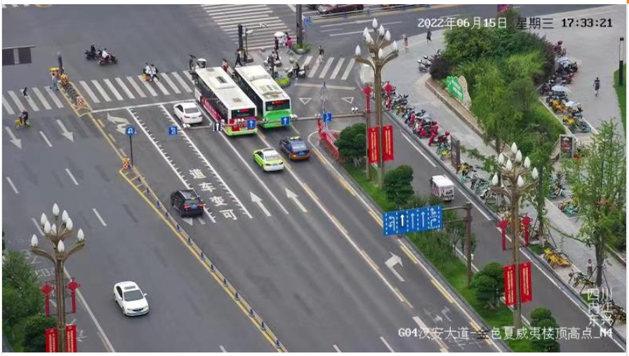 可變車道指示左轉▲可變車道示意圖可變導向車道是在現有道路狀源