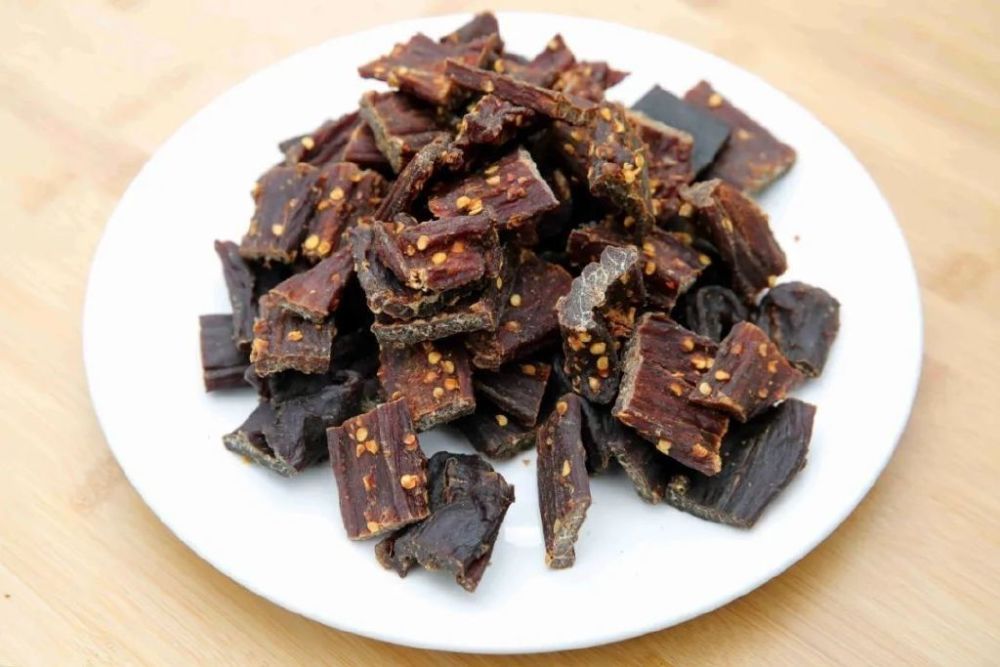 观察团成员品尝牦牛肉干,郭金杰忍不住一起舞动起来!