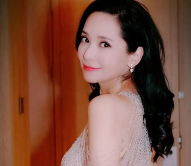 甩上亿身价温兆伦,嫁农村小伙,自己买房住的郭羡妮如今幸福吗?