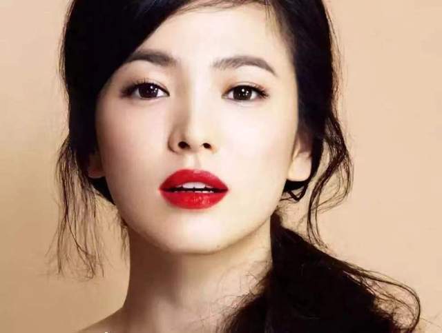 这4位厚嘴唇女星告诉你,香肠嘴也能风情万种