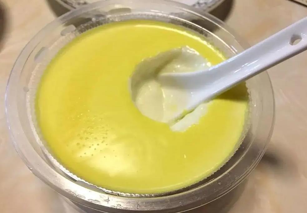 用勺子舀着"吃"的青海老酸奶,每一口都是舔盖般的满足!_腾讯新闻