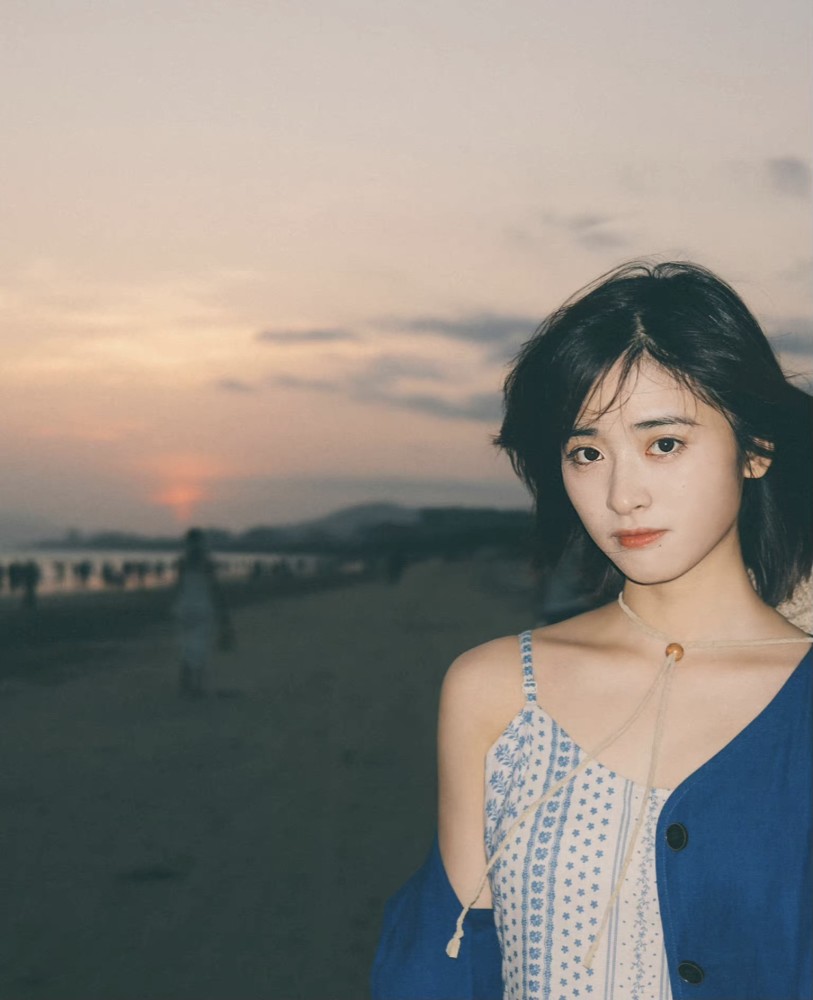 25岁沈月恋爱现状曝光与男友罕见挽胳膊同框互动细节难掩甜蜜