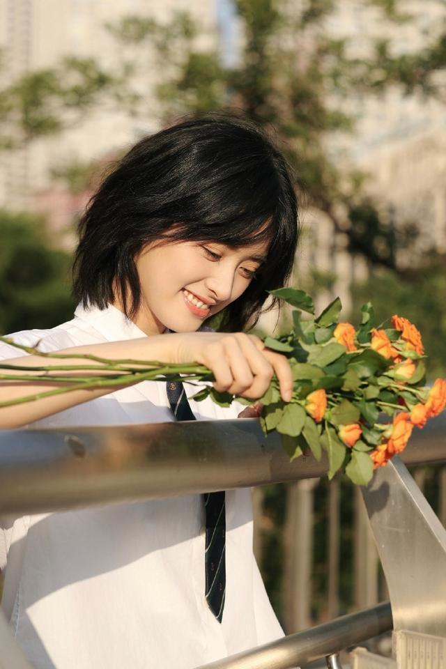 沈月与男友感情稳定!孙宁在小区门口接女友,主动搬行李很贴心