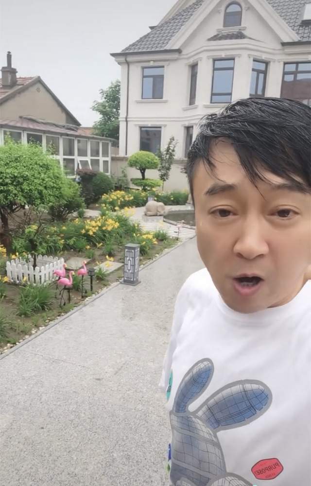 赵本山徒弟张小伟晒三层别墅!拥有近两百平庭院,犹如市区小花园