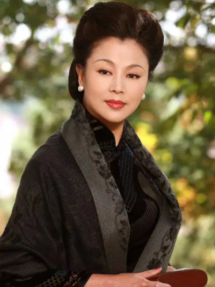 今天要讲的主人公,知名女演员于小慧就曾经历了丈夫家暴和出轨两重