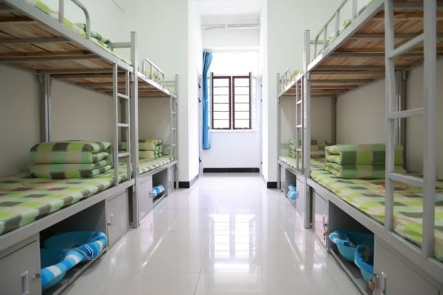 实验室微机室教室食堂学校一期校园建有教学楼三栋,宿舍楼三栋,餐厅