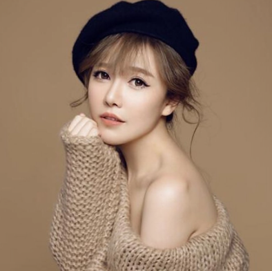 超女唐笑官宣怀上三胎,挺大肚与老公甜蜜依偎,现生活很惬意