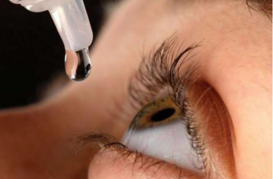 七旬老人眼睛干涩狂滴眼药水角膜像毛玻璃般看不清