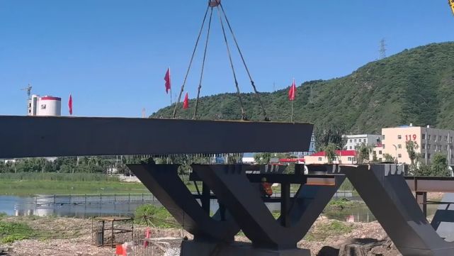 目前该项目的桩基,承台,v型墩,混凝土墩柱及盖梁等基础及下部工程都已