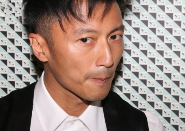 亿万富豪洪永时出席活动,4婚外国妻子穿短裙出镜,大秀完美身材