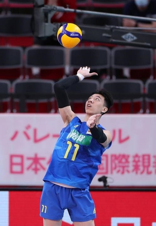 中国男排13阿根廷主力副攻彭世坤缺阵接应王径一替补亮眼