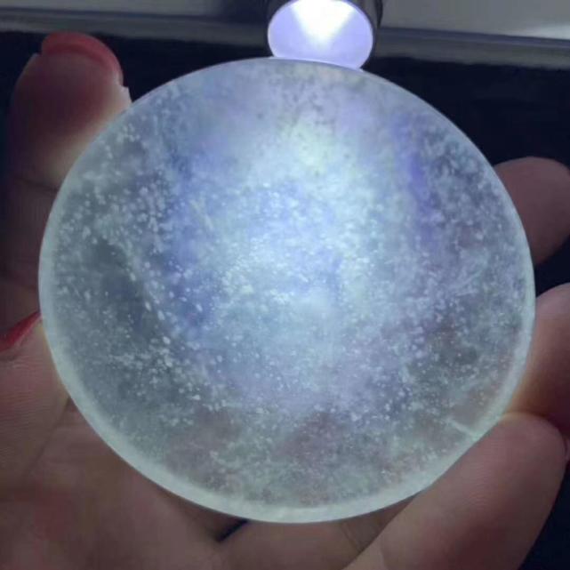 种越好的翡翠,其内部的晶体结构便结合越紧密,能够牢牢把棉给"兜"住