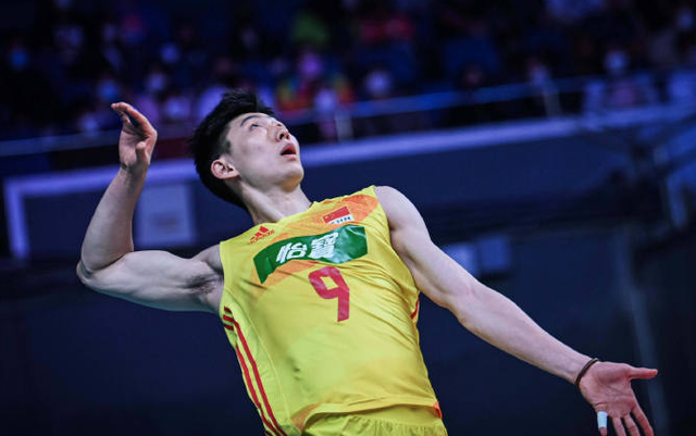 男排主帅暂停爆粗口,替补球员轮番上阵表现出彩_腾讯新闻