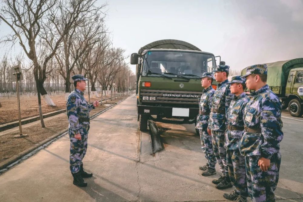 “藏”不住了！获救女孩终于找到兵哥哥……